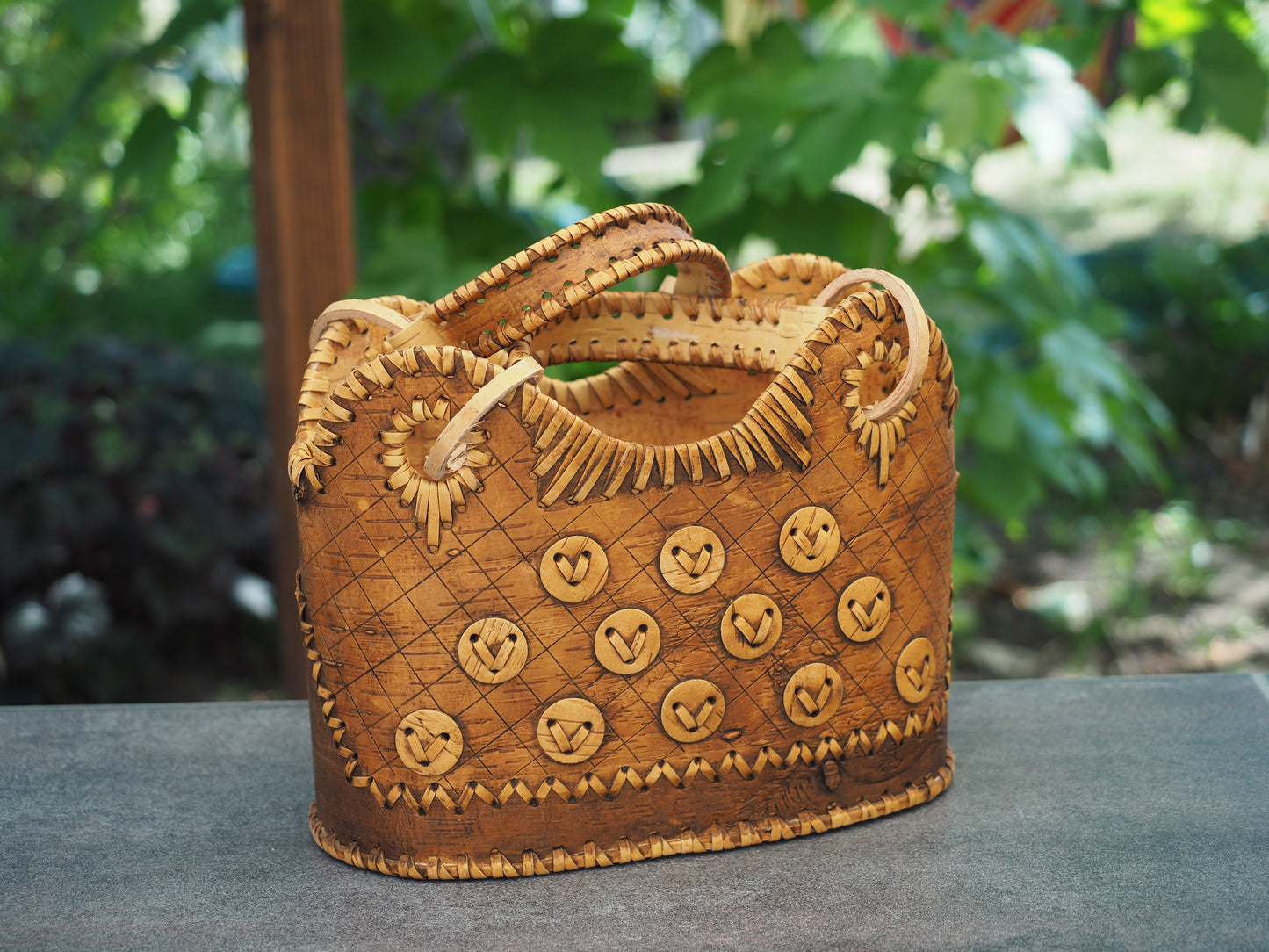 Sac à main en écorce de bouleau et bois - motif boutons foncé