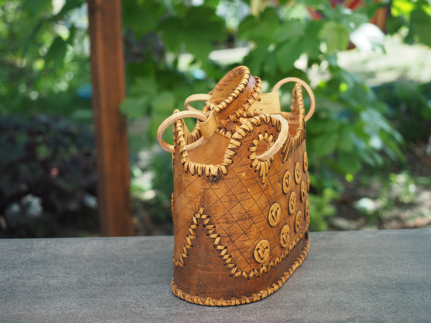 Sac à main en écorce de bouleau et bois - motif boutons foncé