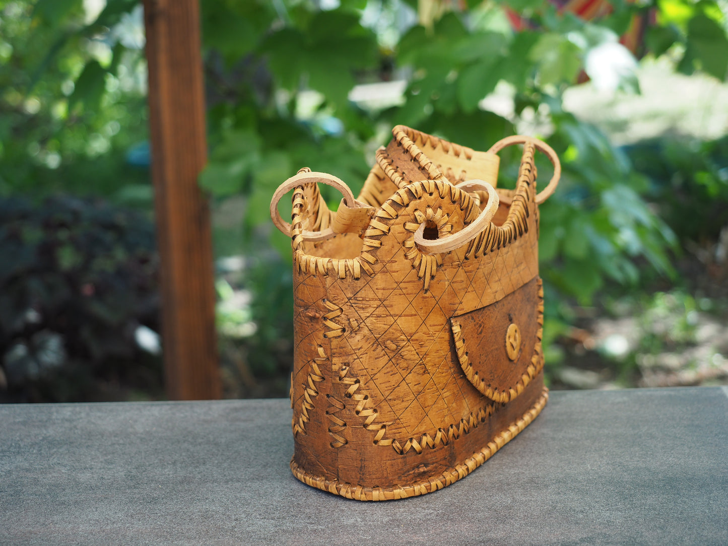 Sac à main en écorce de bouleau et bois - motif boutons foncé