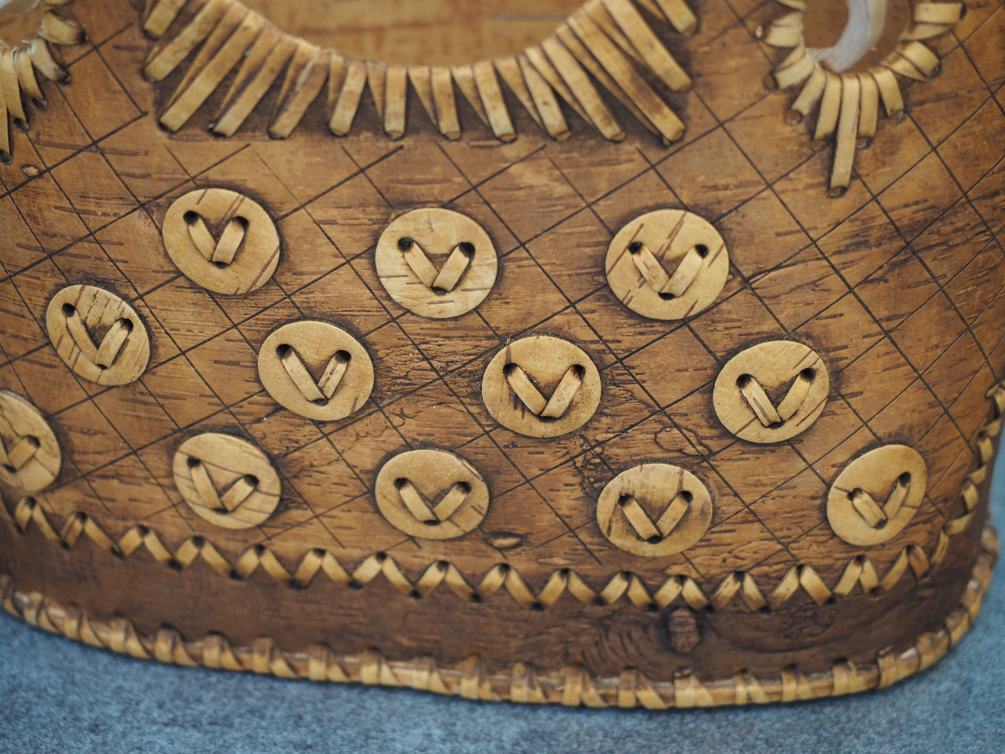 Sac à main en écorce de bouleau et bois - motif boutons foncé