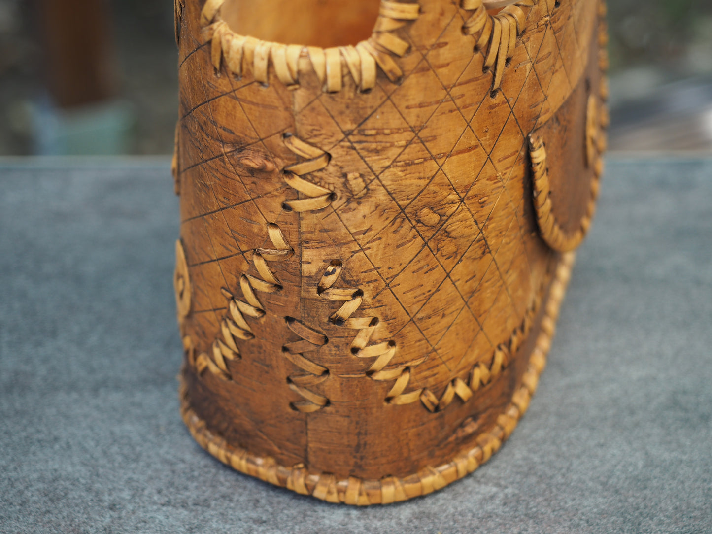 Sac à main en écorce de bouleau et bois - motif boutons foncé