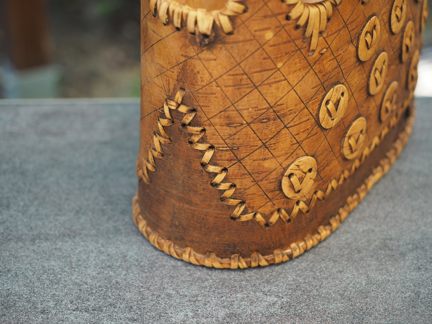 Sac à main en écorce de bouleau et bois - motif boutons foncé