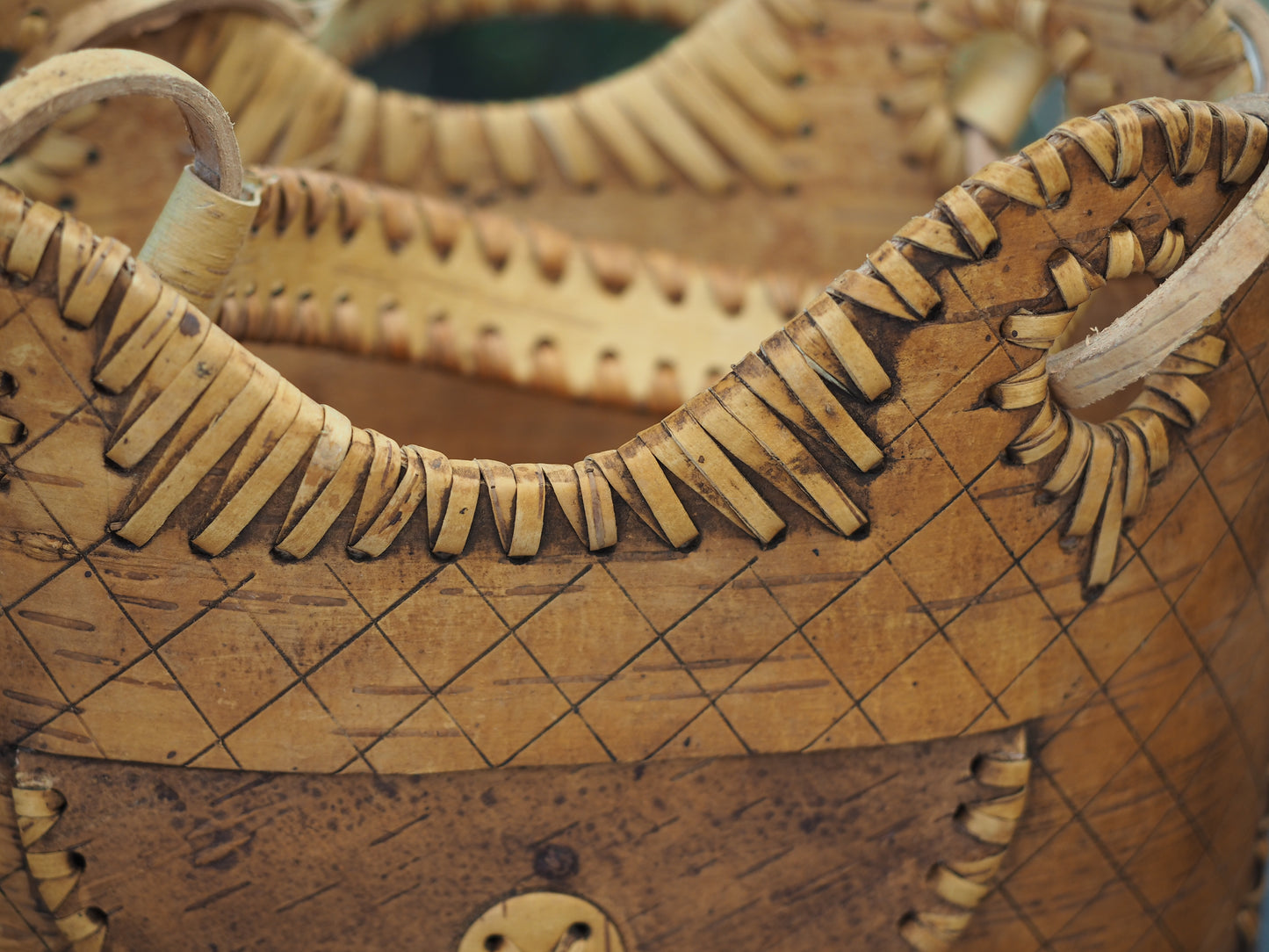 Sac à main en écorce de bouleau et bois - motif boutons foncé