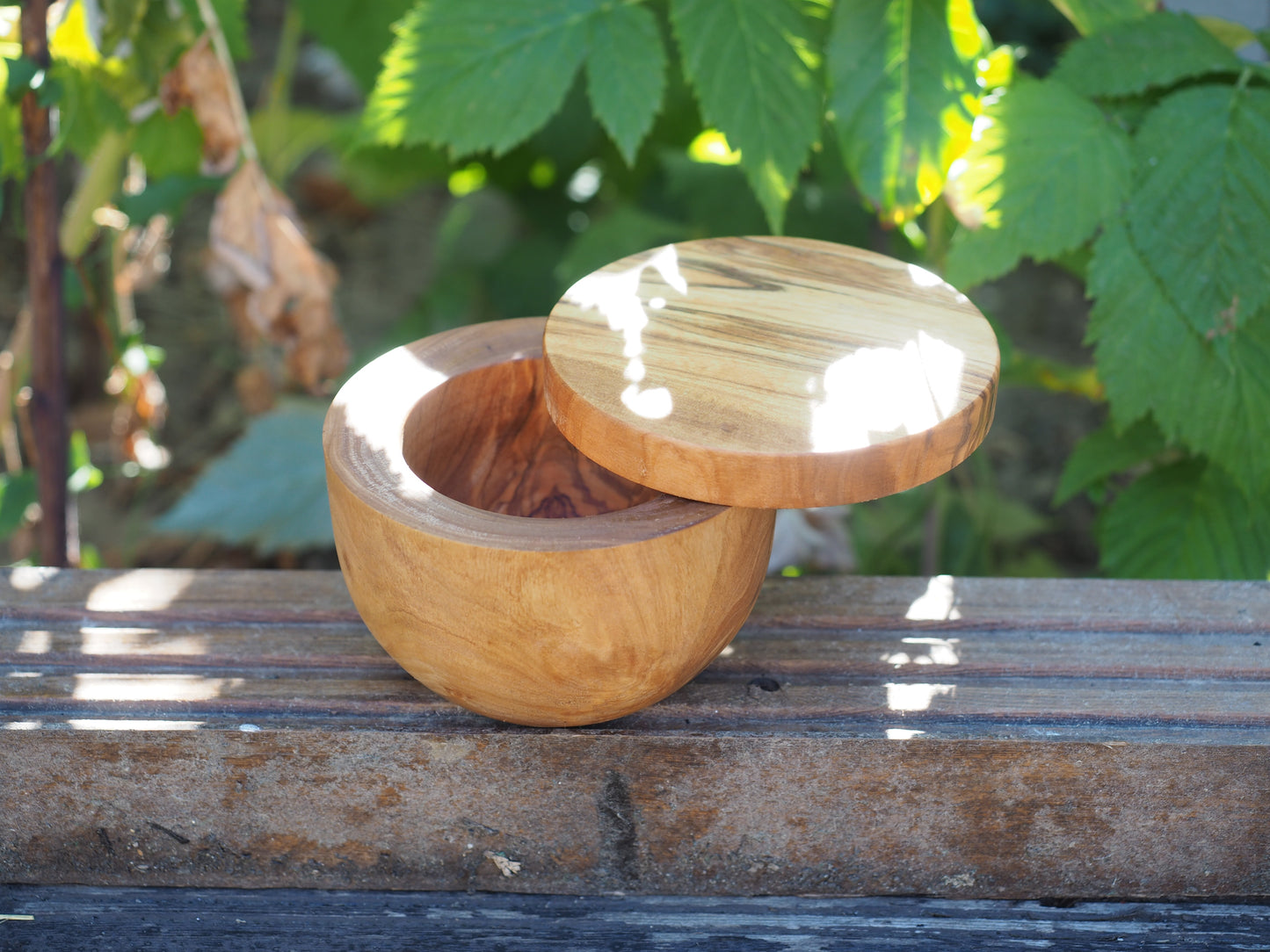 Olive wood spice jar with magnetic lid