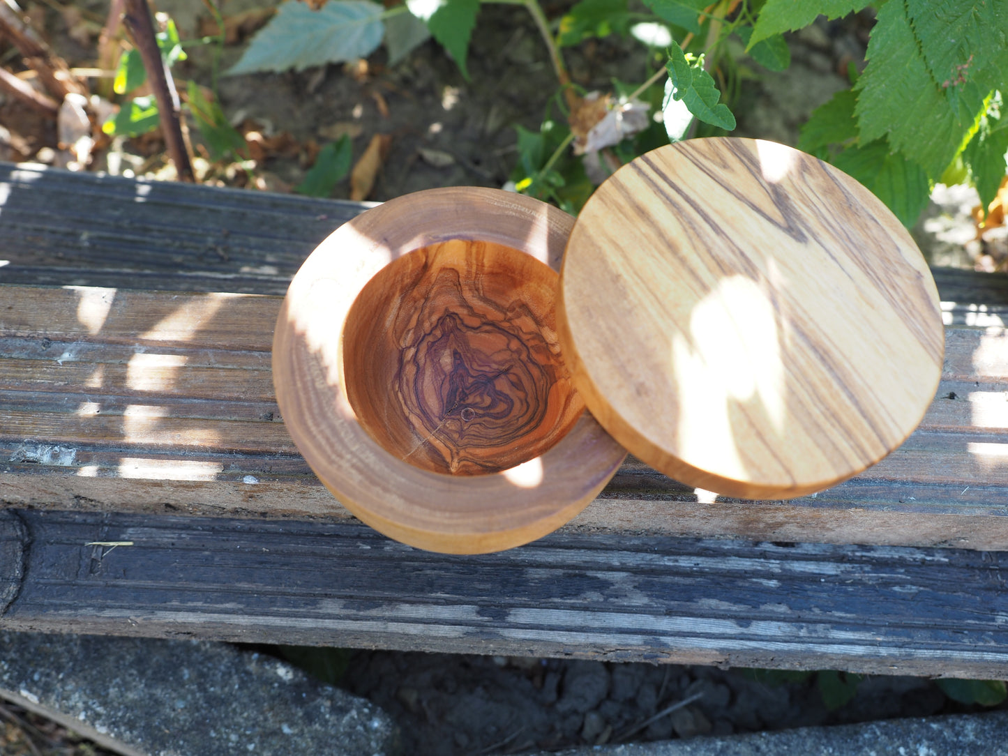 Gewürzdose aus Olivenholz mit magnetischem Deckel