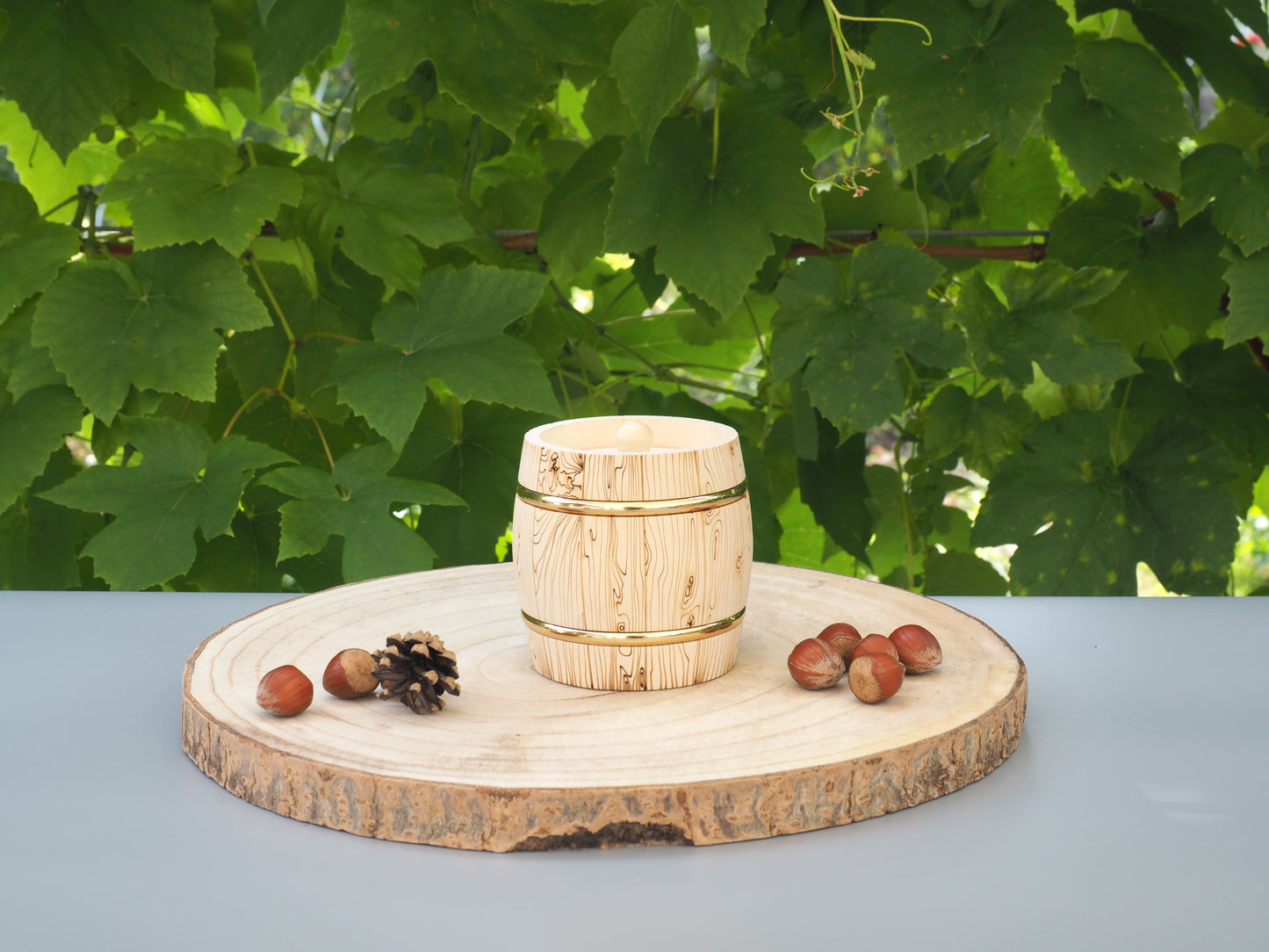 Storage jars, barrel-shaped, bright with pattern