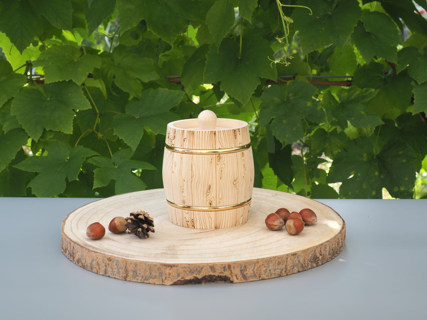 Storage jars, barrel-shaped, bright with pattern