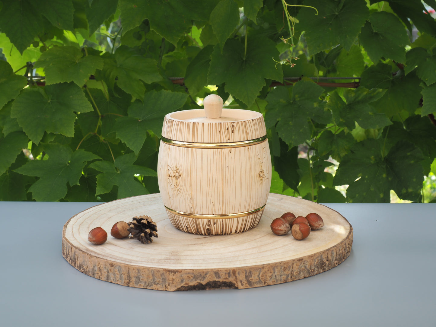 Storage jars, barrel-shaped, bright with pattern