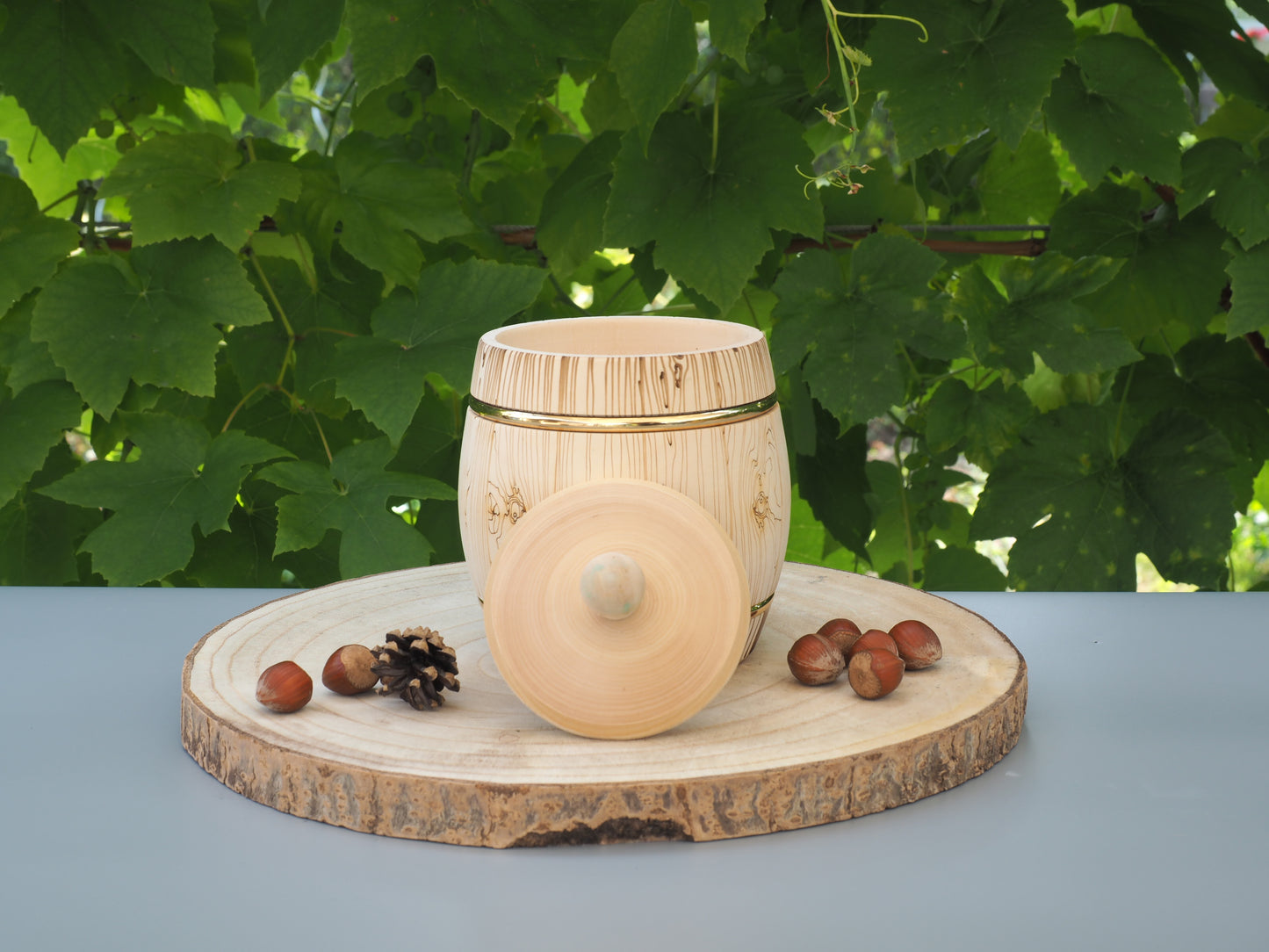 Storage jars, barrel-shaped, bright with pattern