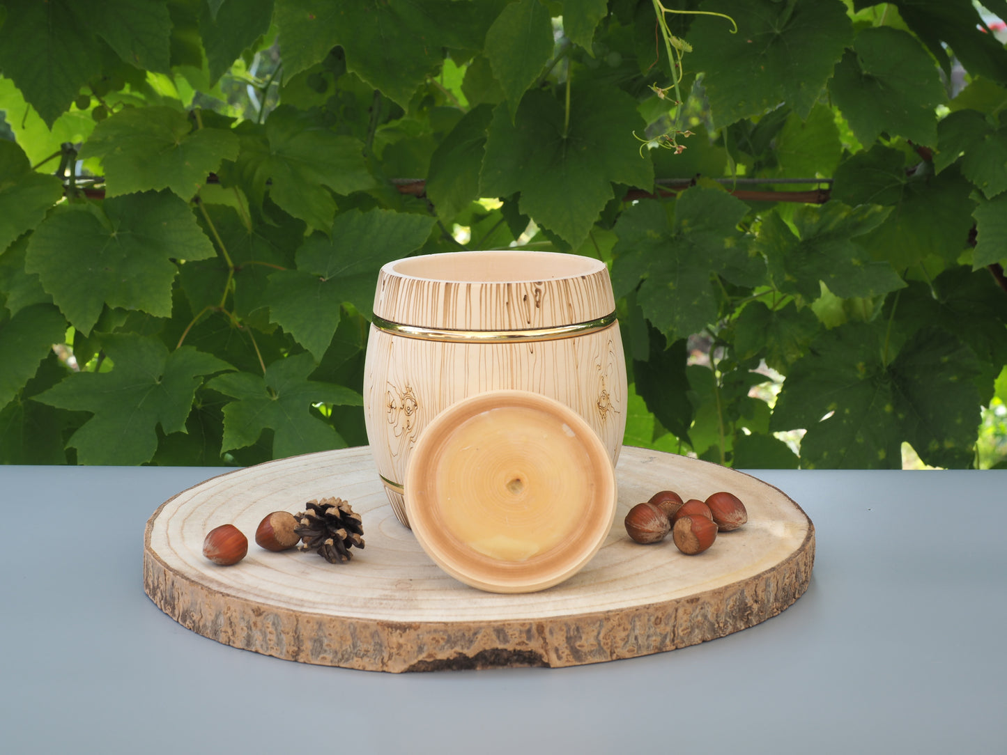 Storage jars, barrel-shaped, bright with pattern
