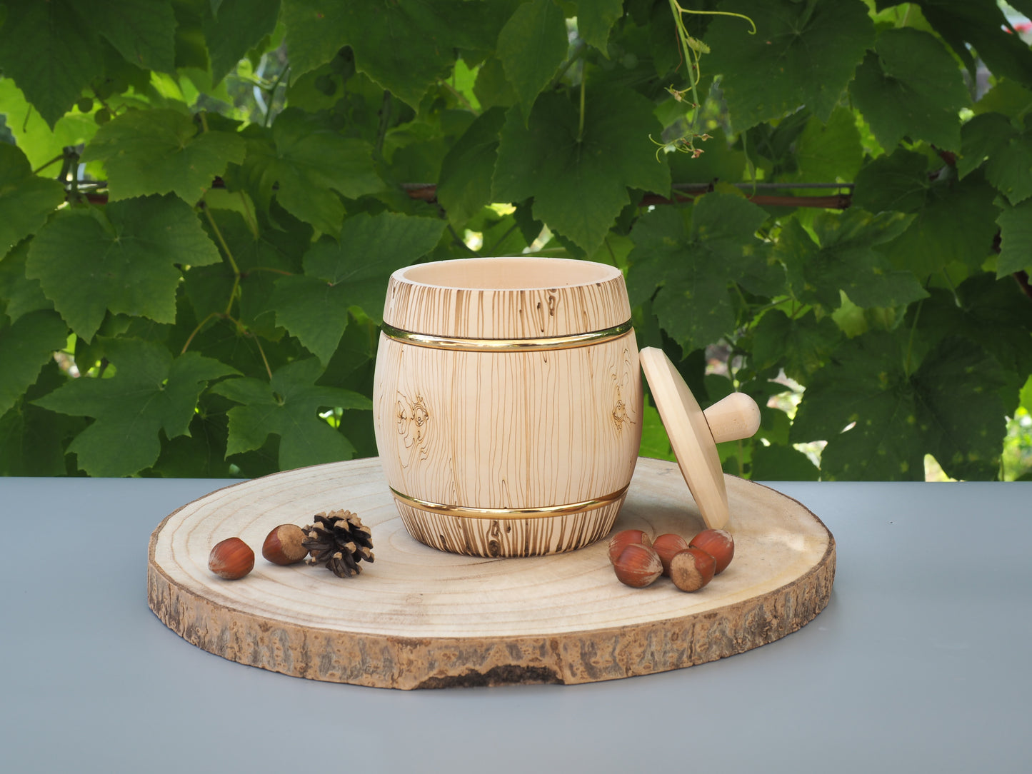 Storage jars, barrel-shaped, bright with pattern