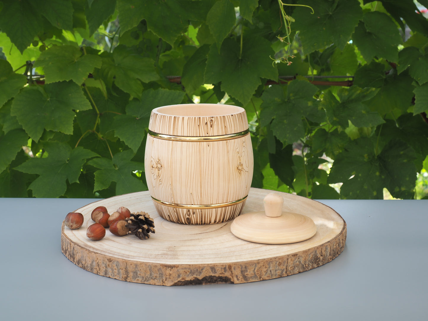 Storage jars, barrel-shaped, bright with pattern