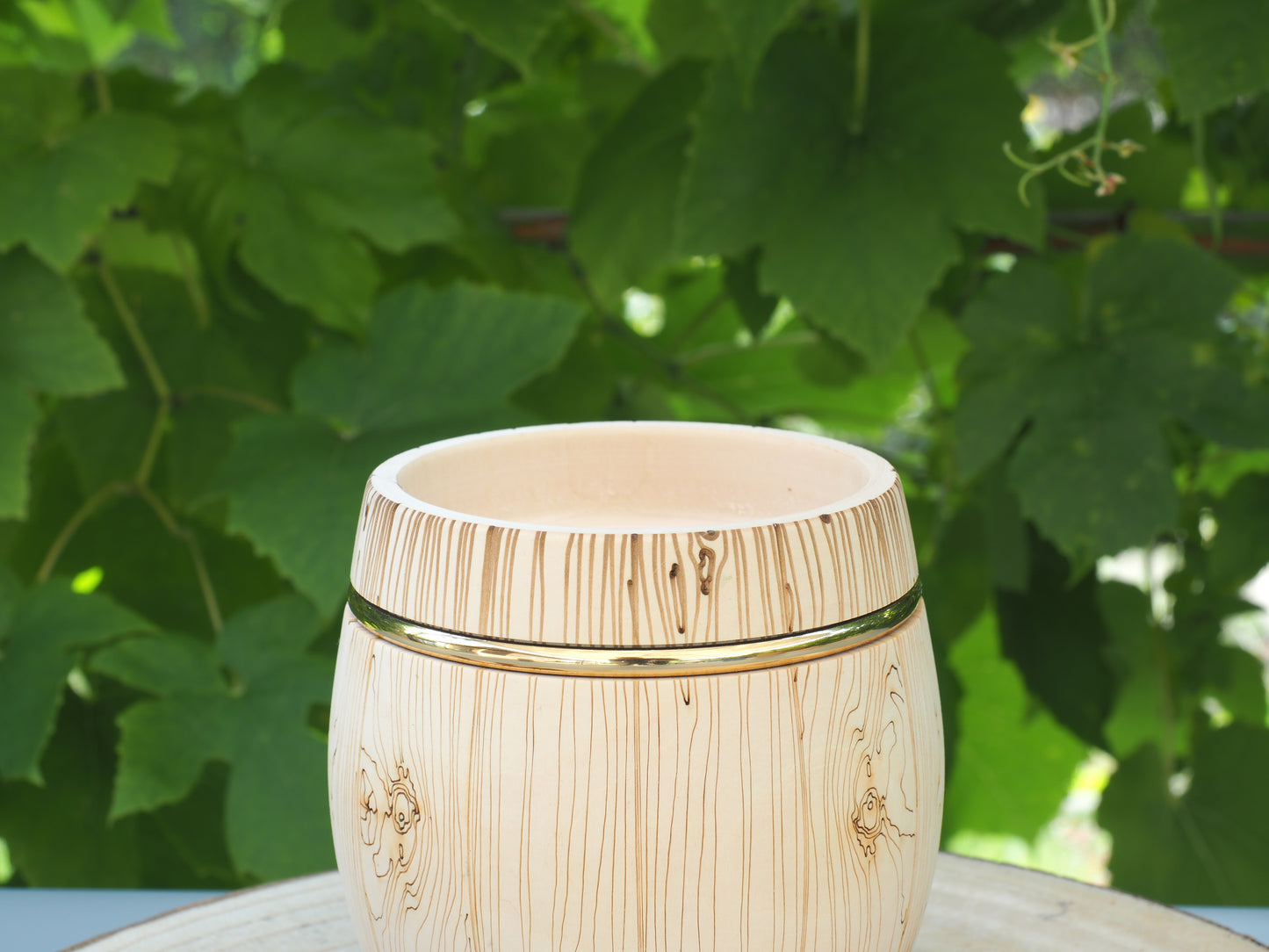 Storage jars, barrel-shaped, bright with pattern