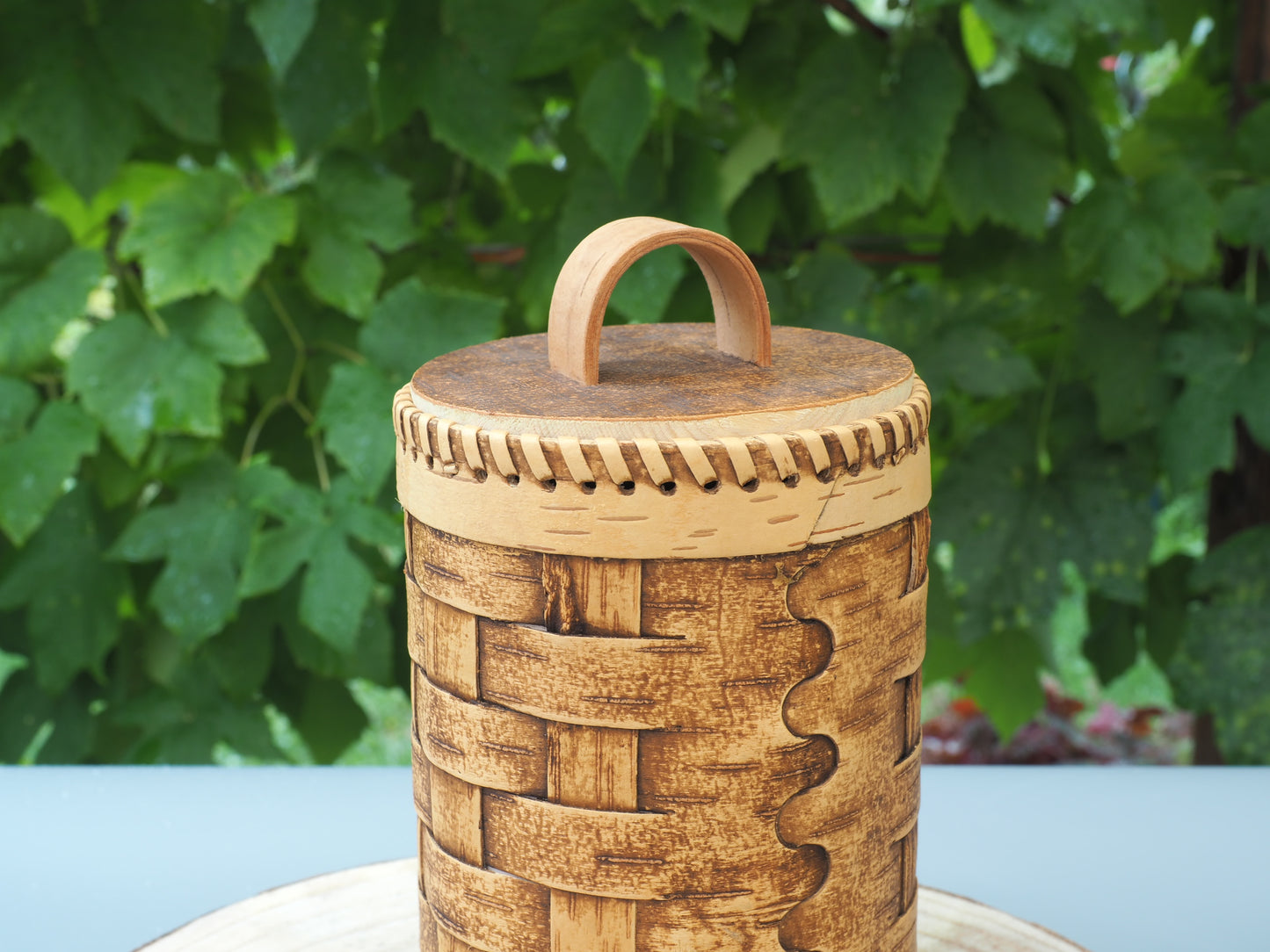 Conteneurs de stockage tissés à partir d'écorce de bouleau et de bois de bouleau