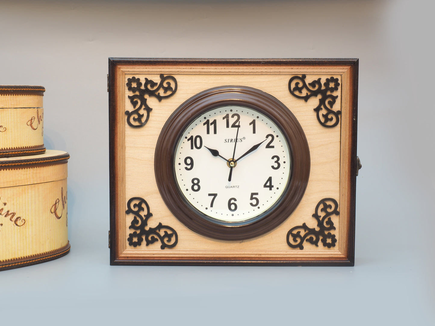Tischuhr in Holzrahmen mit Wandaufhänger und Fach mit Schatullenverschluss - Eine nachhaltige und elegante Uhr für jeden Raum