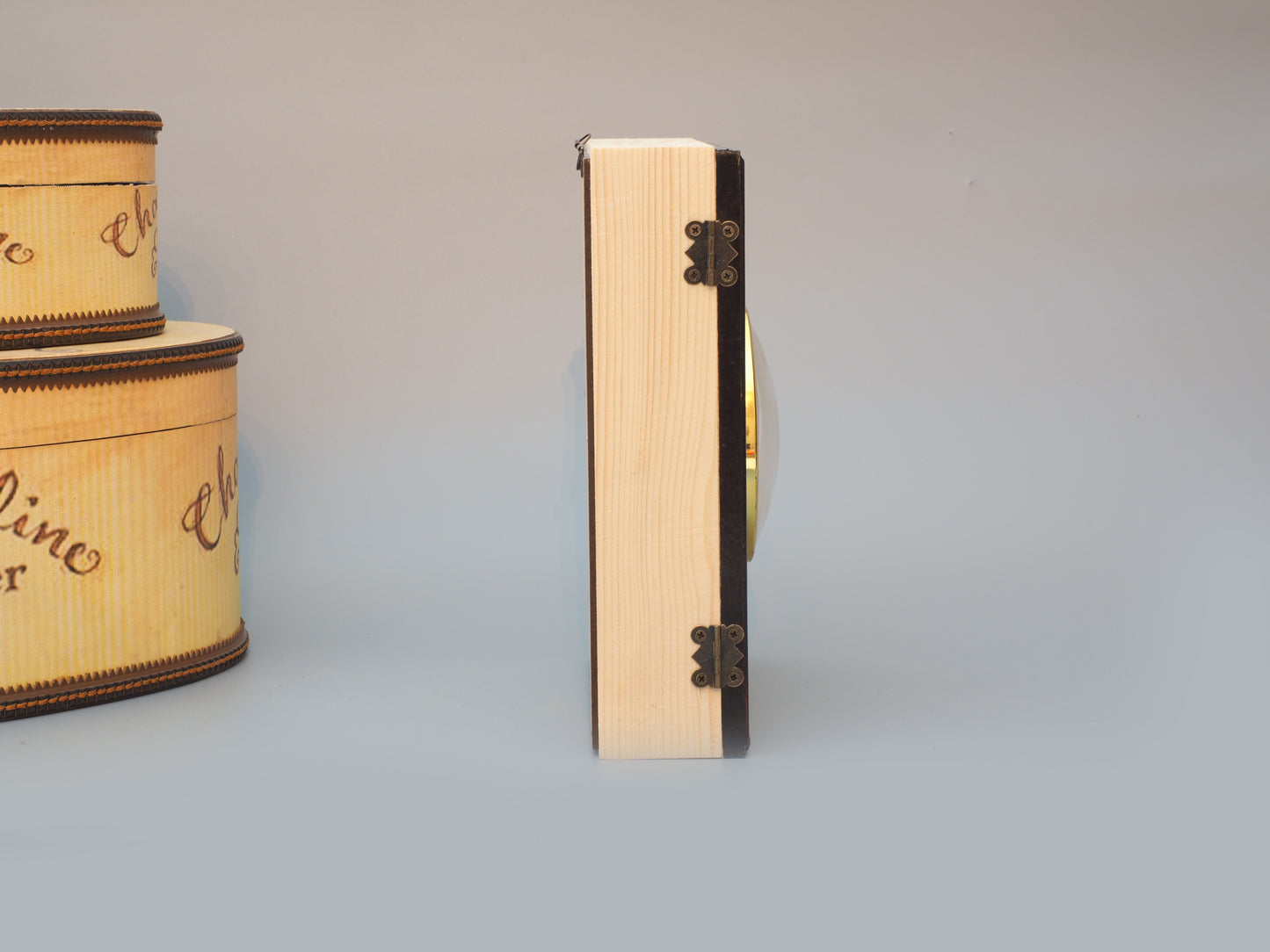 Tischuhr in Holzrahmen mit Wandaufhänger und Fach mit Schatullenverschluss - Eine nachhaltige und elegante Uhr für jeden Raum
