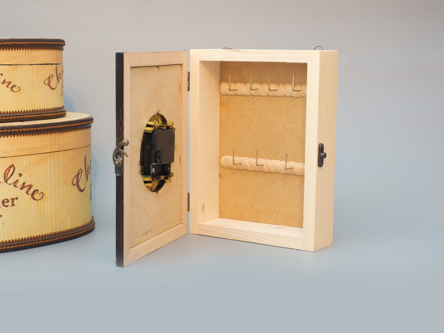 Tischuhr in Holzrahmen mit Wandaufhänger und Fach mit Schatullenverschluss - Eine nachhaltige und elegante Uhr für jeden Raum