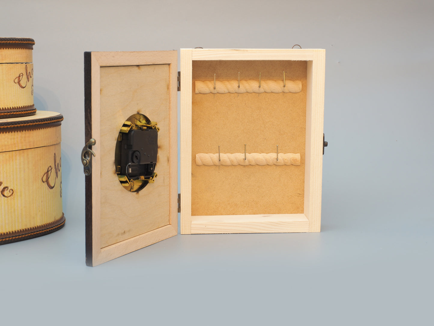 Tischuhr in Holzrahmen mit Wandaufhänger und Fach mit Schatullenverschluss - Eine nachhaltige und elegante Uhr für jeden Raum