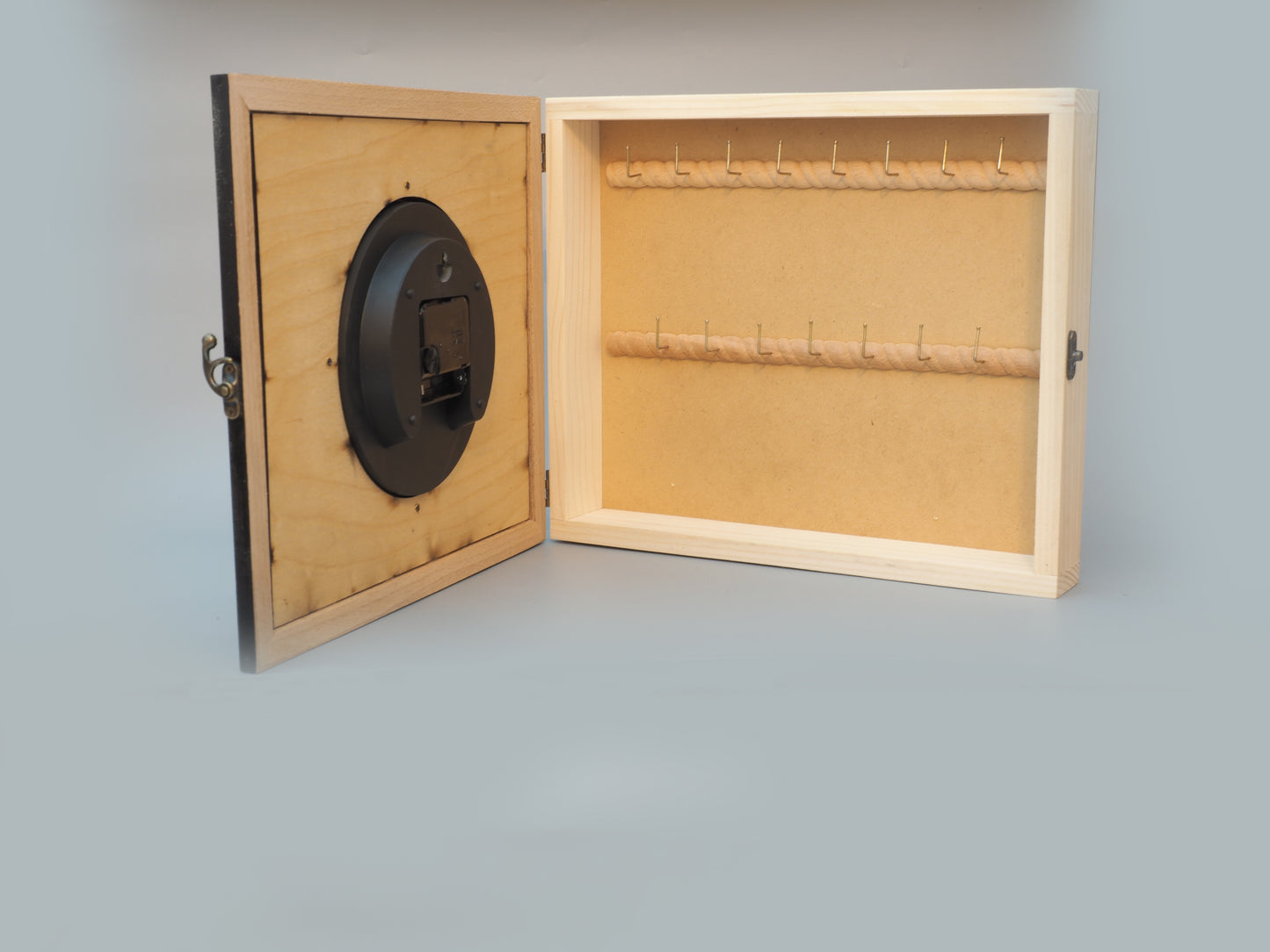 Tischuhr in Holzrahmen mit Wandaufhänger und Fach mit Schatullenverschluss - Eine nachhaltige und elegante Uhr für jeden Raum