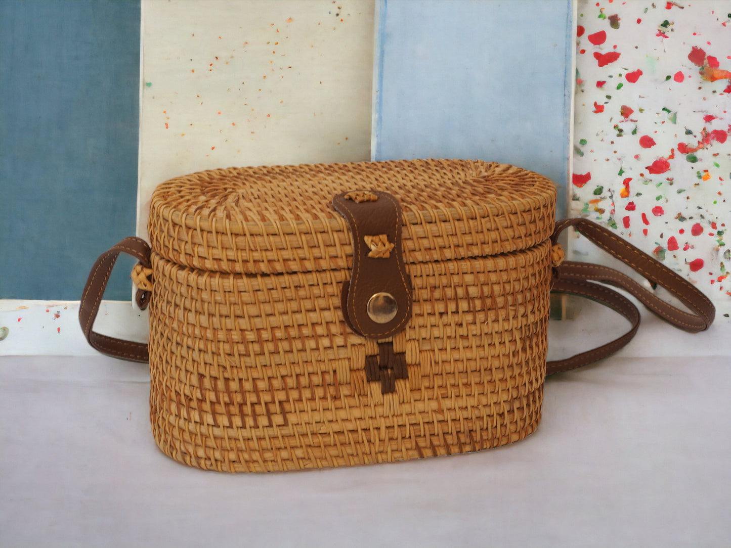 Entdecke zeitlose Eleganz mit unserer handgemachten Rattan-Handtasche & Holzdeko. Nachhaltiger Stil vereint in einem idealen Geschenk.