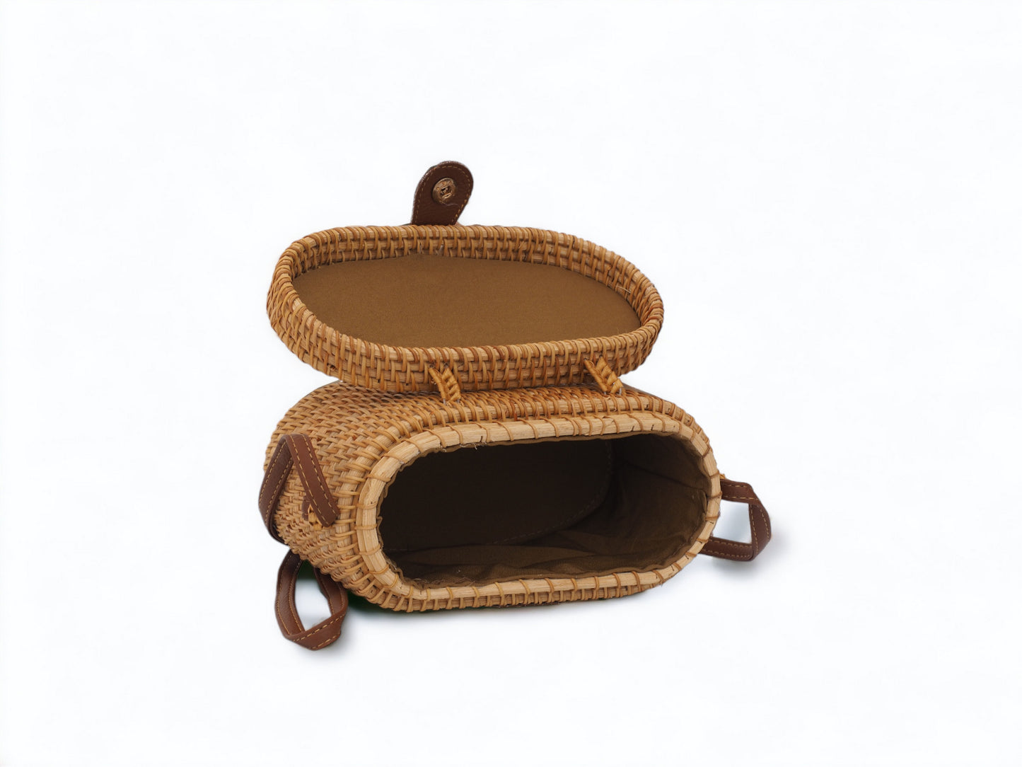 Entdecke zeitlose Eleganz mit unserer handgemachten Rattan-Handtasche & Holzdeko. Nachhaltiger Stil vereint in einem idealen Geschenk.
