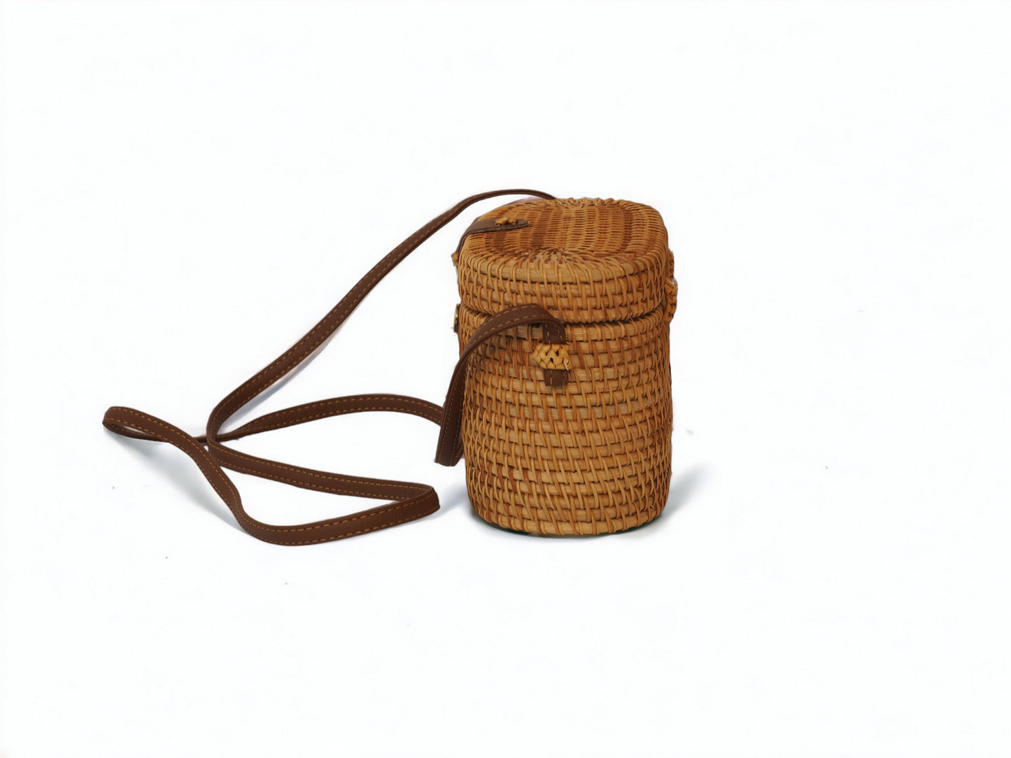 Entdecke zeitlose Eleganz mit unserer handgemachten Rattan-Handtasche & Holzdeko. Nachhaltiger Stil vereint in einem idealen Geschenk.