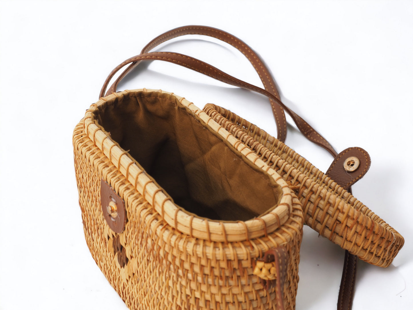 Entdecke zeitlose Eleganz mit unserer handgemachten Rattan-Handtasche & Holzdeko. Nachhaltiger Stil vereint in einem idealen Geschenk.