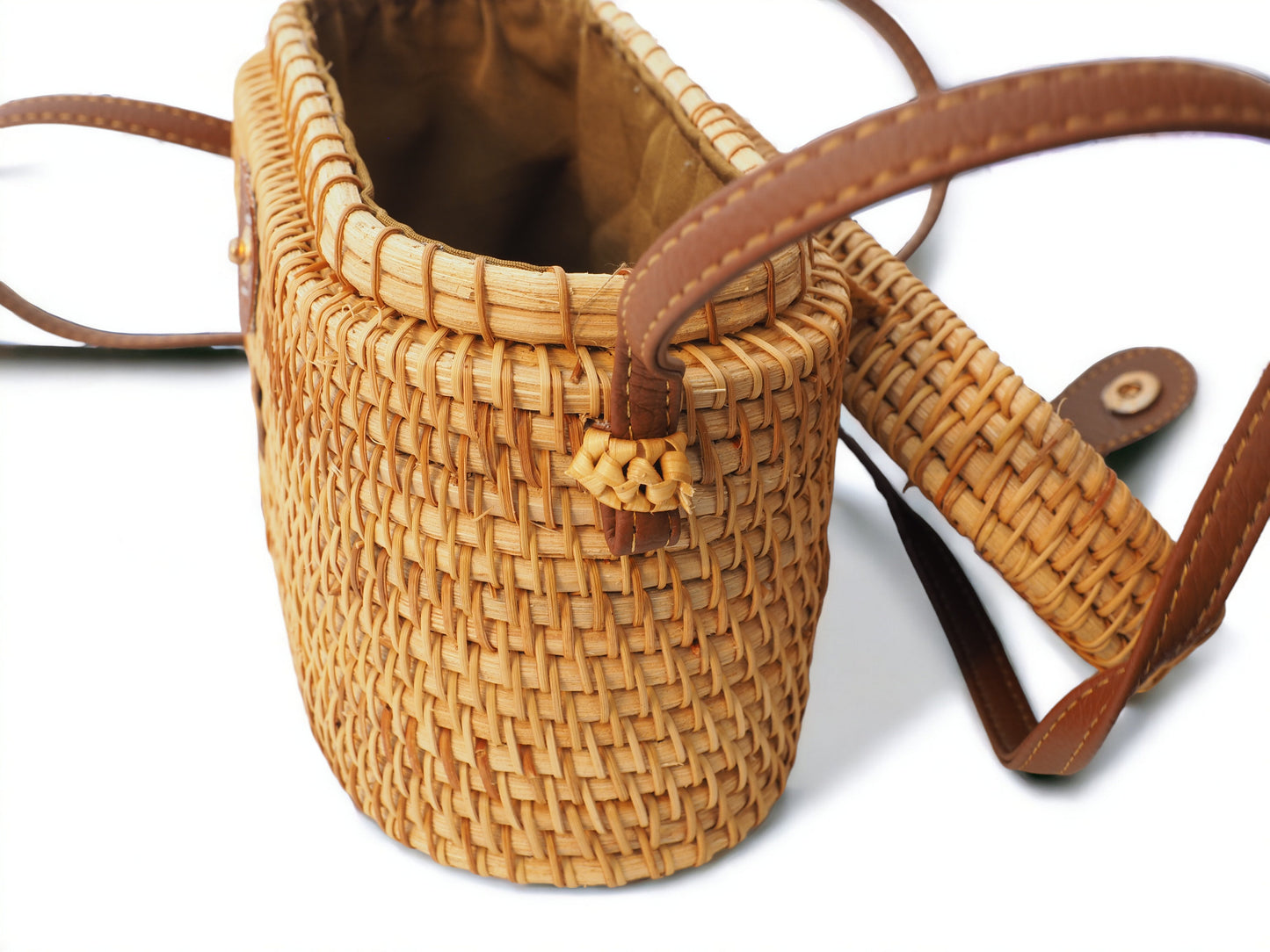 Entdecke zeitlose Eleganz mit unserer handgemachten Rattan-Handtasche & Holzdeko. Nachhaltiger Stil vereint in einem idealen Geschenk.