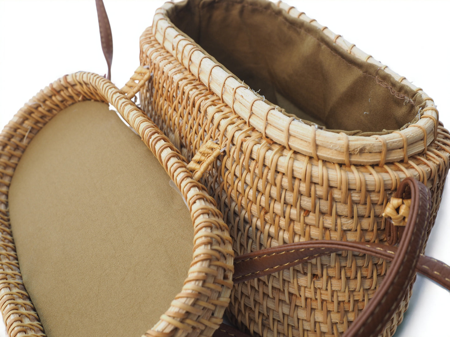 Entdecke zeitlose Eleganz mit unserer handgemachten Rattan-Handtasche & Holzdeko. Nachhaltiger Stil vereint in einem idealen Geschenk.