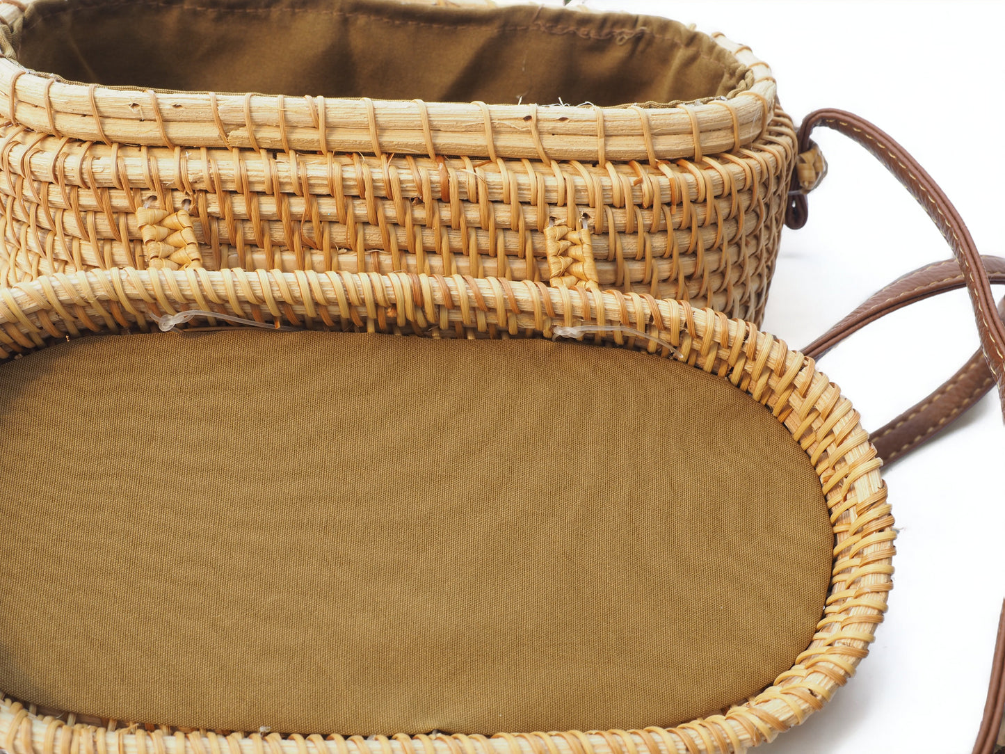 Entdecke zeitlose Eleganz mit unserer handgemachten Rattan-Handtasche & Holzdeko. Nachhaltiger Stil vereint in einem idealen Geschenk.
