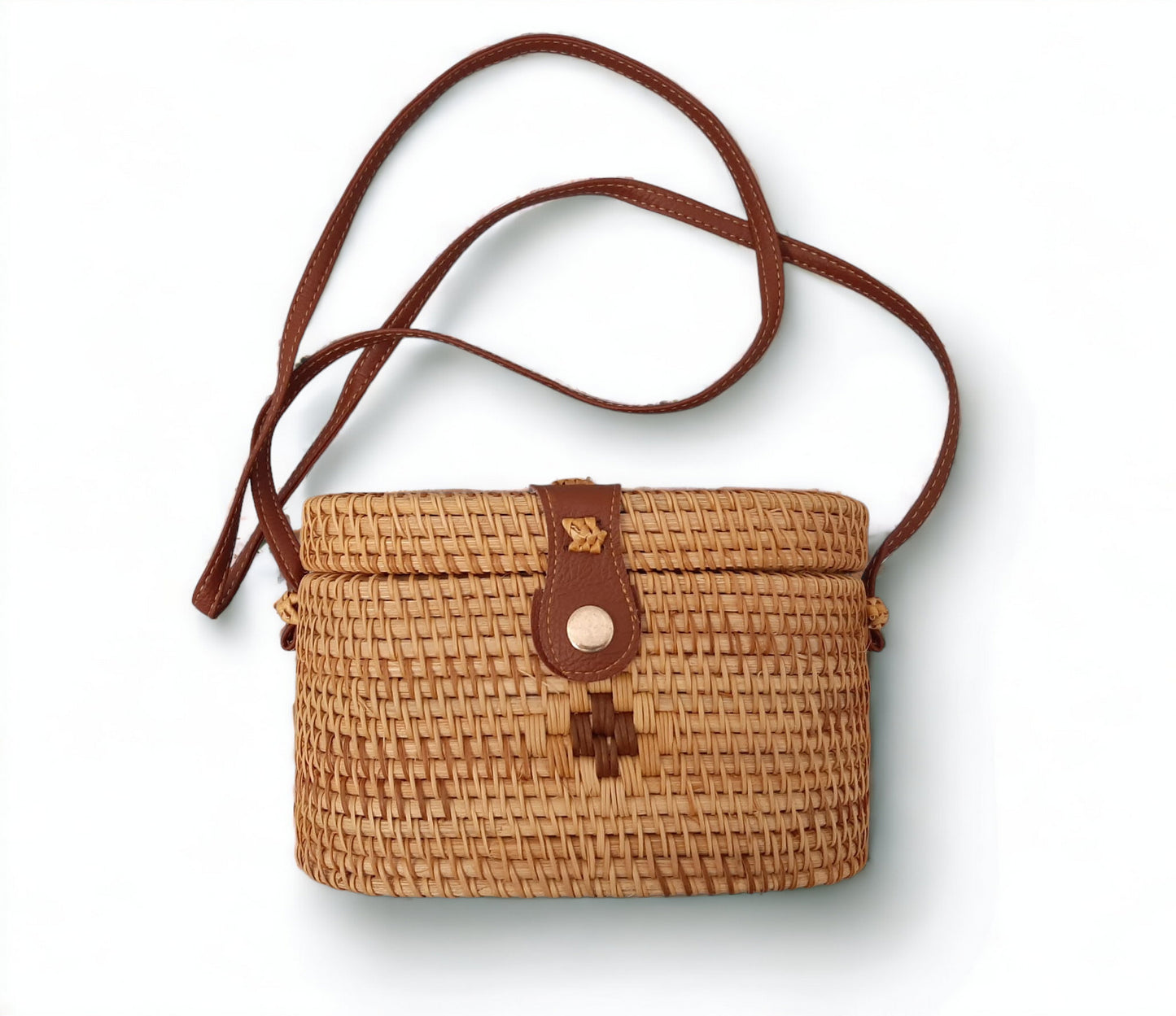 Entdecke zeitlose Eleganz mit unserer handgemachten Rattan-Handtasche & Holzdeko. Nachhaltiger Stil vereint in einem idealen Geschenk.