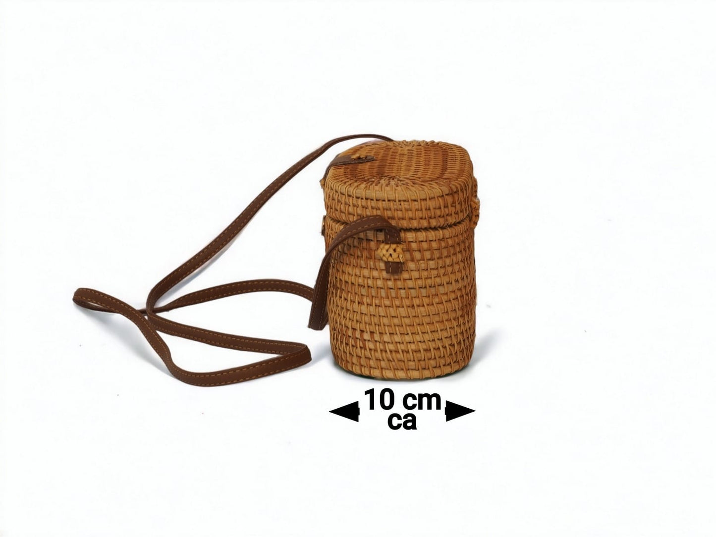 Entdecke zeitlose Eleganz mit unserer handgemachten Rattan-Handtasche & Holzdeko. Nachhaltiger Stil vereint in einem idealen Geschenk.
