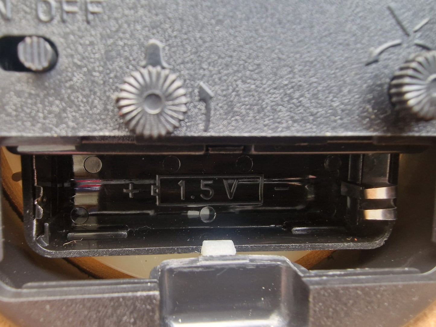 Klassische Kaminuhr aus Holz – Vintage Tischuhr