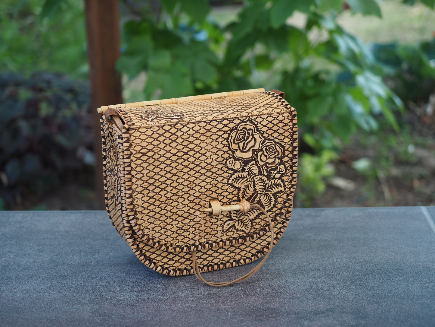 Handtasche aus Birkenrinde und Holz - Blumenmuster