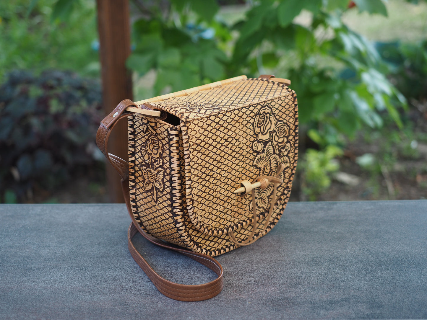 Handtasche aus Birkenrinde und Holz - Blumenmuster