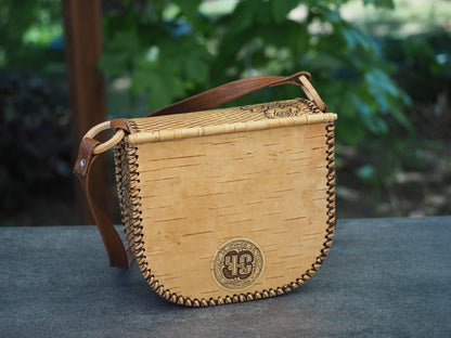 Handtasche aus Birkenrinde und Holz - Blumenmuster