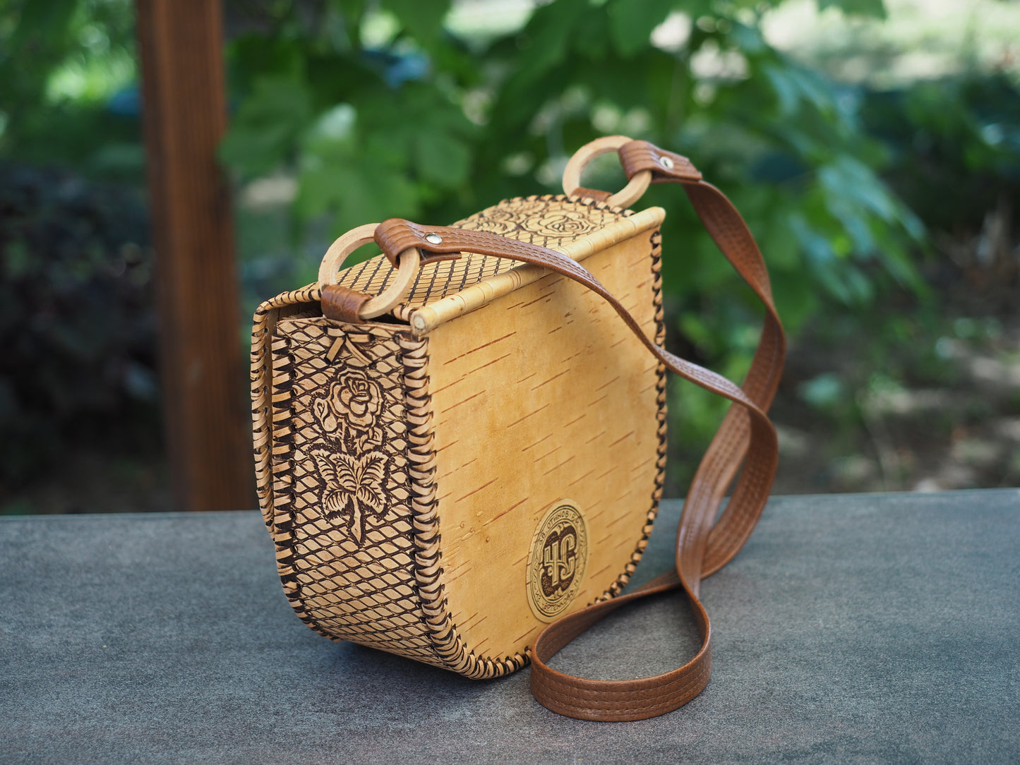 Handtasche aus Birkenrinde und Holz - Blumenmuster