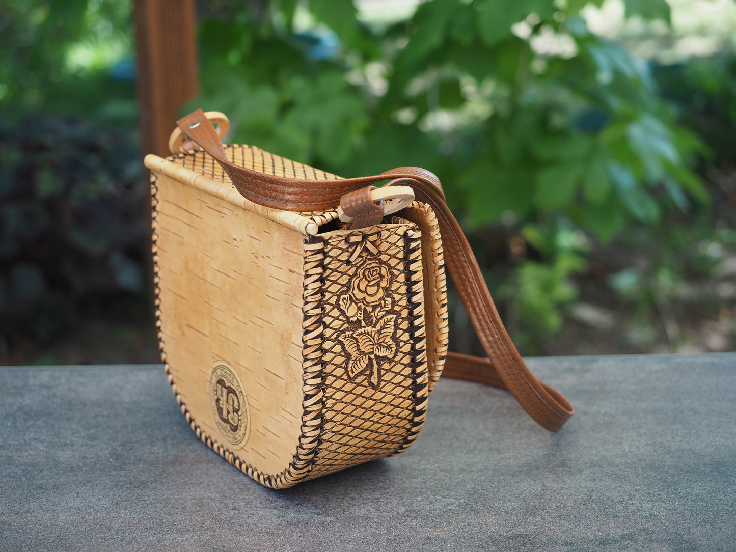 Handtasche aus Birkenrinde und Holz - Blumenmuster