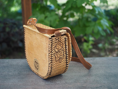 Handtasche aus Birkenrinde und Holz - Blumenmuster