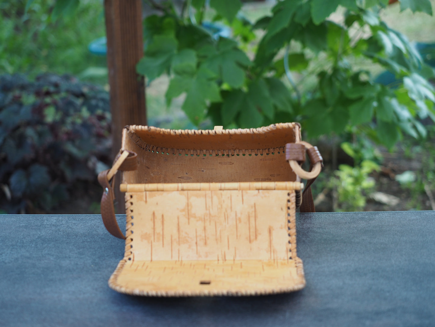 Handtasche aus Birkenrinde und Holz - Blumenmuster