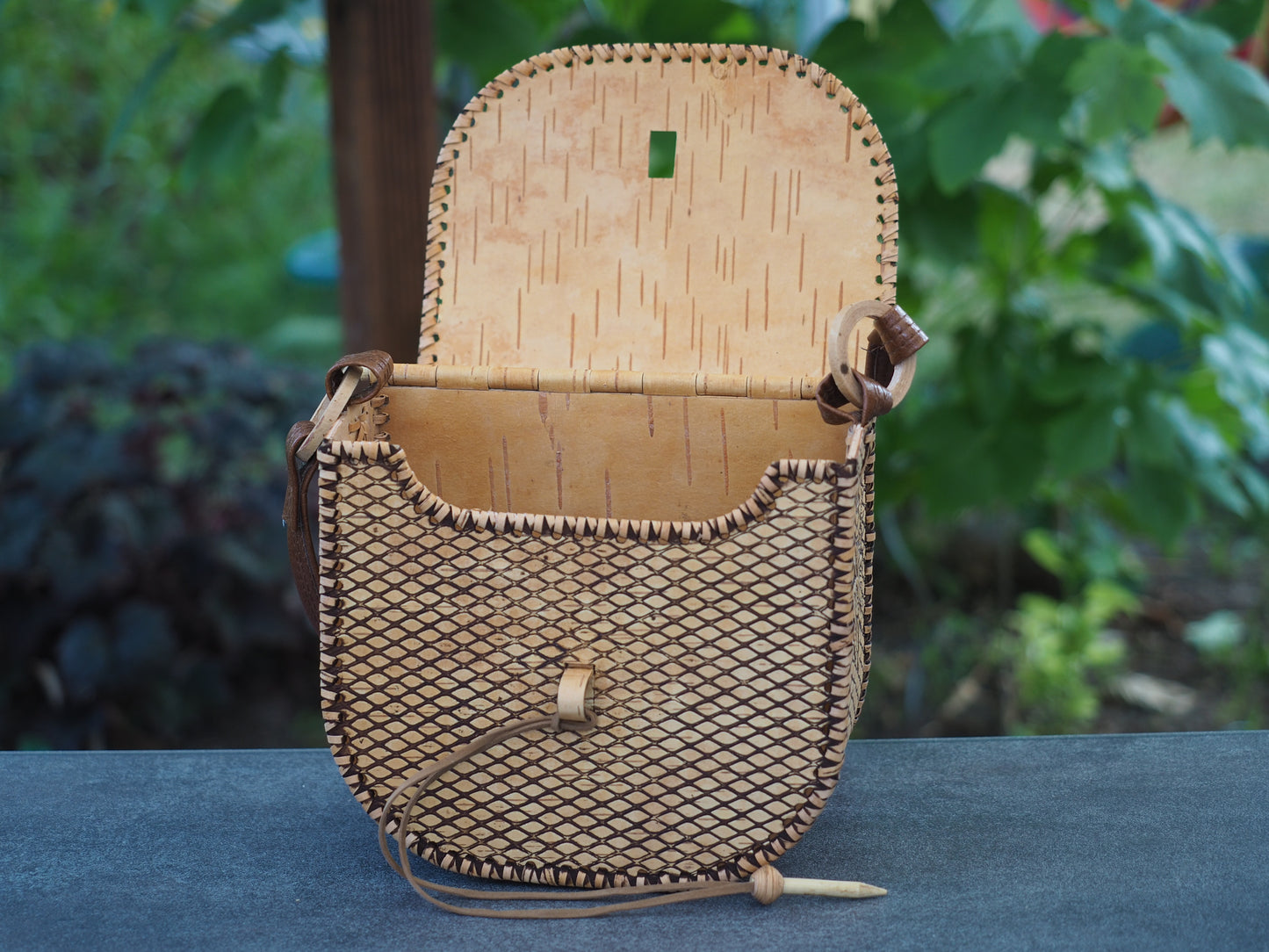 Handtasche aus Birkenrinde und Holz - Blumenmuster