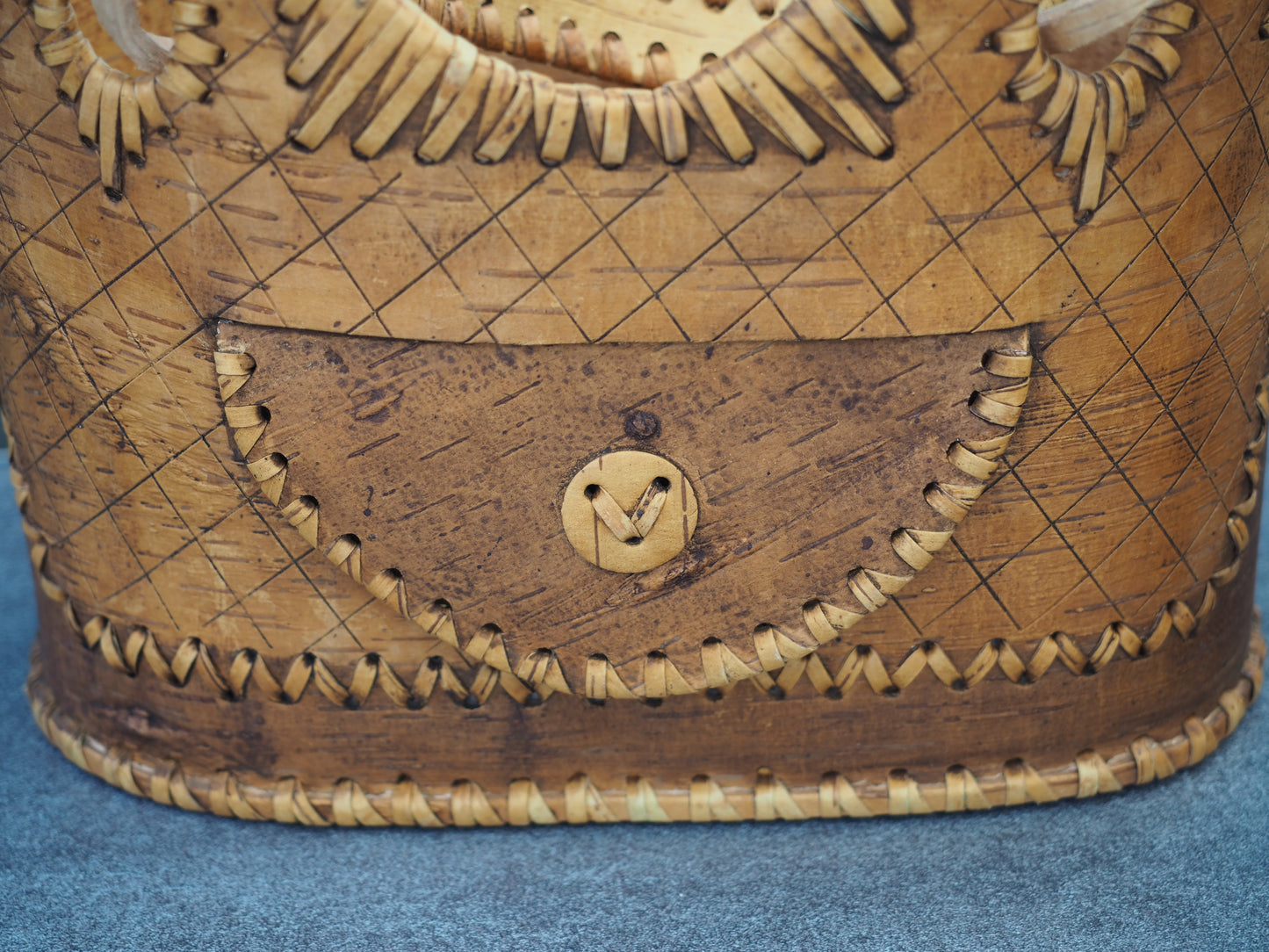 Sac à main en écorce de bouleau et bois - motif boutons foncé