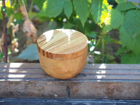 Olive wood spice jar with magnetic lid