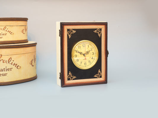Tischuhr in Holzrahmen mit Wandaufhänger und Fach mit Schatullenverschluss - Eine nachhaltige und elegante Uhr für jeden Raum
