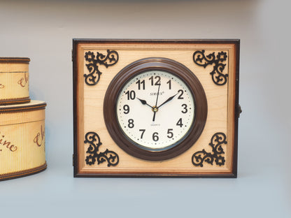 Tischuhr in Holzrahmen mit Wandaufhänger und Fach mit Schatullenverschluss - Eine nachhaltige und elegante Uhr für jeden Raum