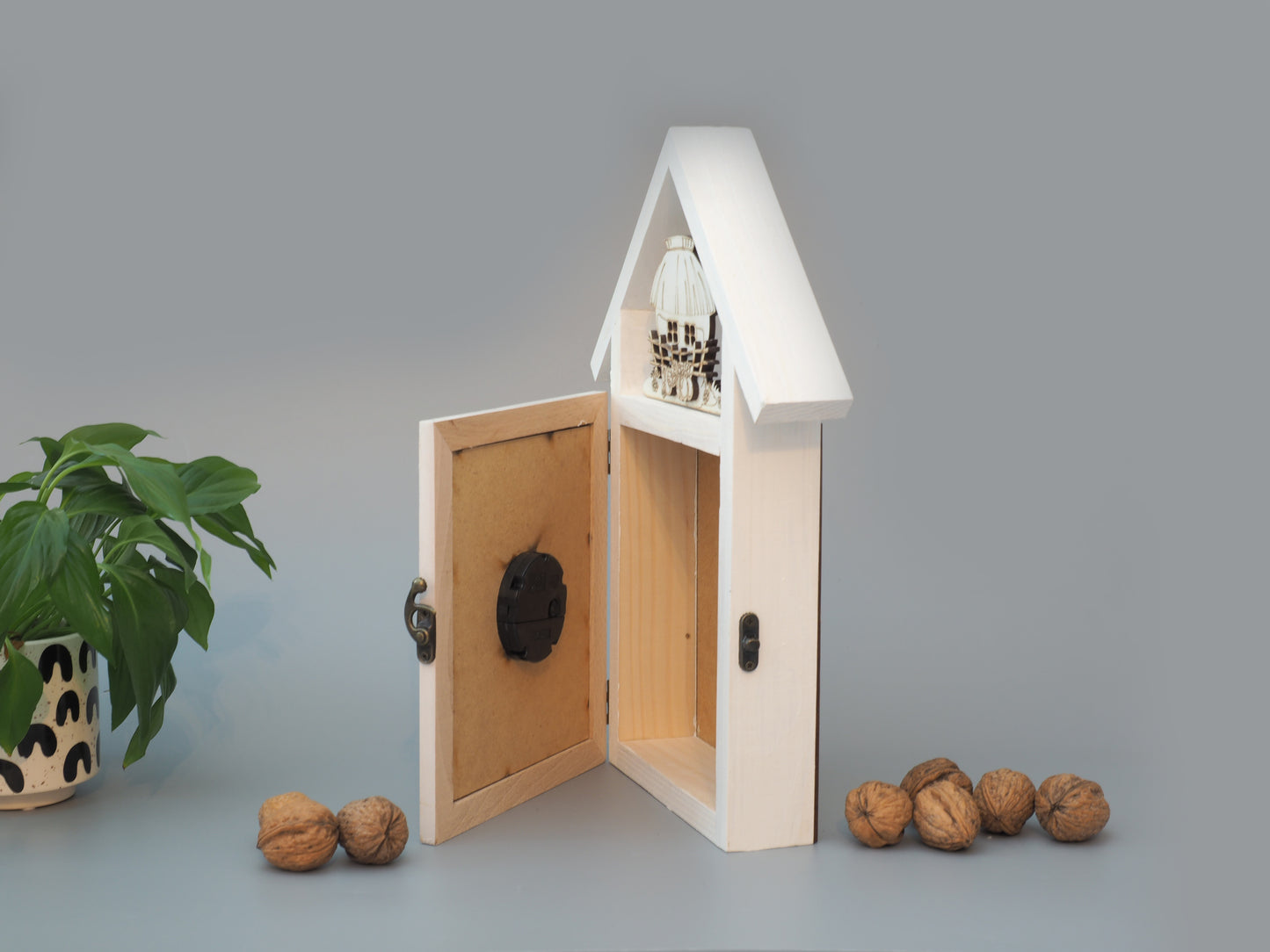 Tischuhr “Landhaus” in Holzrahmen mit Fach - Eine nachhaltige und gemütliche Uhr für jeden Raum