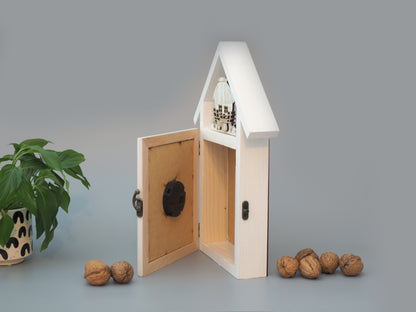 Tischuhr “Landhaus” in Holzrahmen mit Fach - Eine nachhaltige und gemütliche Uhr für jeden Raum