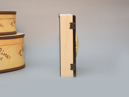 Tischuhr in Holzrahmen mit Wandaufhänger und Fach mit Schatullenverschluss - Eine nachhaltige und elegante Uhr für jeden Raum