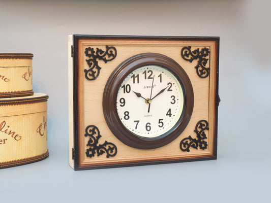 Tischuhr in Holzrahmen mit Wandaufhänger und Fach mit Schatullenverschluss - Eine nachhaltige und elegante Uhr für jeden Raum