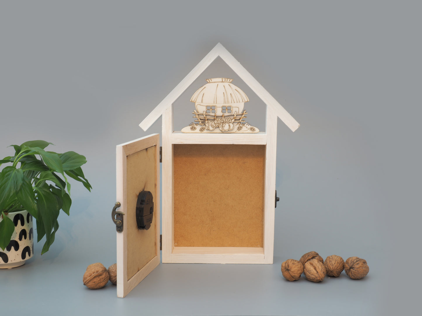 Tischuhr “Landhaus” in Holzrahmen mit Fach - Eine nachhaltige und gemütliche Uhr für jeden Raum